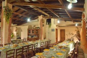 A restaurant or other place to eat at Agriturismo S´Aranada Még 37 kép