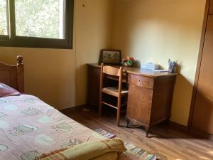 Schlafzimmer mit einem Schreibtisch und einem Bett in der Unterkunft Evie's House Arakapas in Arakapas