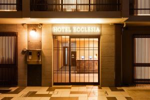 una entrada al vestíbulo de un hotel con una puerta en HOTEL ECCLESIA, en Kioto