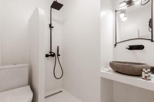 Koupelna v ubytování Danae Hotel