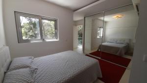 een slaapkamer met 2 bedden en een raam bij Forest View in Lissabon