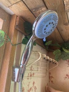 un secador de pelo cuelga del techo en Tiny House Bohême pour amoureux en Day use 12 à 20H, en Pont-à-Celles