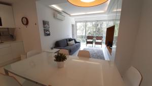 een witte woonkamer met een bank en een tafel bij Forest View in Lissabon