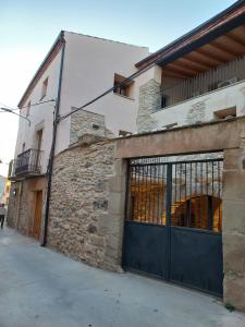 un edificio con una puerta de garaje negra delante de él en Cal Vallverdú 2D, en Preixana