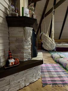 - un salon avec une cheminée en pierre et un hamac dans l'établissement Lavender House, à Slavsko