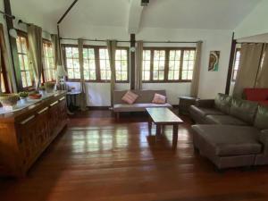 sala de estar con sofá y mesa en Bamboo Forest Beach Villa, Nongsa, en Telukmataikan