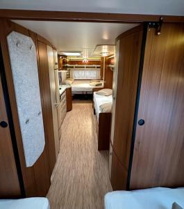 una piccola camera con due letti e una camera da letto di PS-Caravaning auf Union Lido - Wohnwagenvermietung a Cavallino-Treporti