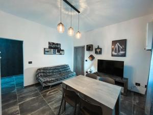 uma sala de estar com uma mesa e um sofá em app arena em Reggio Emilia