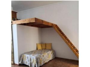 Bett in einem Zimmer mit einem Hochbett in einer Wand in der Unterkunft Ca' Anibal in Tías