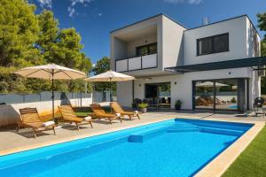 Villa con piscina y casa en Modern villa Eva with pool and 2 bedrooms in Tar, en Tar