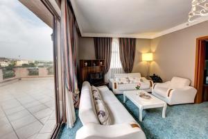 A seating area at Suhan Cappadocia Hotel & Spa