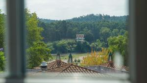 コンスタンシアにあるCasa da Mariaの屋根付きの家の窓からの眺め