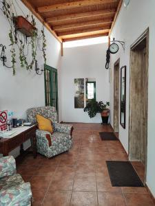 蒂亞斯的住宿－Ca' Anibal，客厅配有沙发和桌子