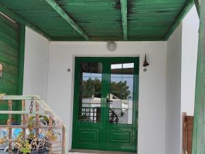 蒂亞斯的住宿－Ca' Anibal，白色房子的绿色门,设有木制天花板