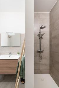 ein Bad mit einer Dusche und einem Waschbecken in der Unterkunft Hike & Bike Home in Heusden - Zolder
