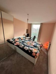 מיטה או מיטות בחדר ב-Sunny 1bedroom flat for rent.