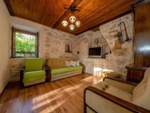 un soggiorno con un divano e una TV di Villa Supetarska Draga with 3 bedrooms in Rab a Supetarska Draga