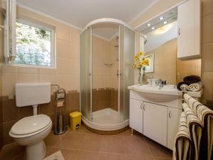 un bagno con doccia, WC e lavandino di Villa Supetarska Draga with 3 bedrooms in Rab a Supetarska Draga Altre 22 foto