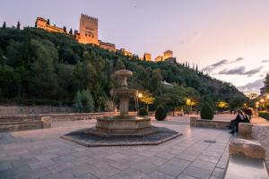 グラナダにあるCielo Granadaの城前公園の噴水