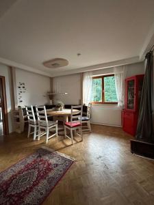 a living room with a dining room table and chairs at Fridas Place - DER Blick über ganz Villach - 160 m2 Familienoase in Villach