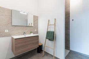 een badkamer met een wastafel en een spiegel bij Hike & Bike Home in Heusden - Zolder