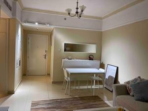 een woonkamer met een tafel en een bank bij deluxe apartment closed to beach in Sharjah