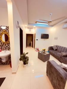 Elle comprend un grand salon doté d'un canapé et d'un lavabo. dans l'établissement ENG-Murjan Apartment, à Aqaba