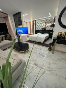uma sala de estar com uma cama e uma televisão em סוויטות נוף קיסר קיסריה em Cesareia