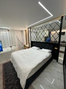 מיטה או מיטות בחדר ב-סוויטות נוף קיסר קיסריה