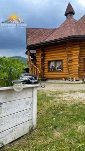 ein Blockhaus mit einem Telefon auf einem Zaun davor in der Unterkunft Lavender House in Slawske