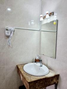 a bathroom with a sink and a mirror at Minh Khue Hotel in Vĩnh Long