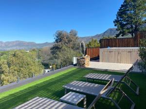 O vedere generală la munți sau o vedere la munte luată de la acest apartament