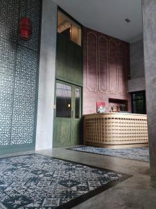 una cocina con una puerta verde y una barra en N5 Ratchawong Hostel en Samphanthawong