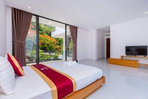 - une chambre avec un grand lit et une grande fenêtre dans l'établissement 31 Viba - Villa Vũng Tàu, à Vung Tau