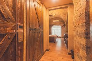 a hallway with a wooden door and a bedroom at Passaje Old in Baku