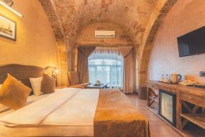 a large bedroom with a large bed and a window at Passaje Old in Baku