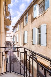 un balcone con ringhiera nera accanto a un edificio di Appartement moderne et élégant quartier Saint-Jean Perpignan 2 a Perpignano