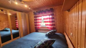 Un pat sau paturi într-o cameră la Ferienhaus-Burg