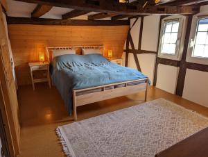 1 dormitorio con 1 cama en una habitación de madera en Haus Mühlenweg, en Maring-Noviand