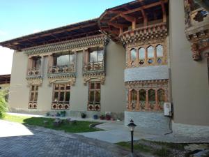 un edificio antiguo con muchas ventanas en Udumwara Resort en Paro