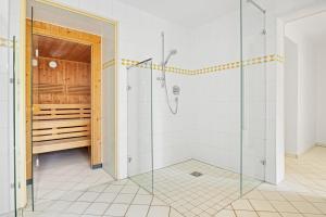 ein Bad mit einer Dusche und einer Glasduschkabine in der Unterkunft Villa Aegir Villa Aegir 002 in Heringsdorf