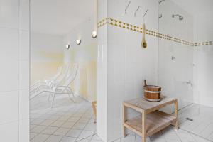 ein Zimmer mit Stühlen und einem Tisch in einem Zimmer in der Unterkunft Villa Aegir Villa Aegir 002 in Heringsdorf + 1 Foto