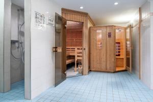 uma casa de banho com um chuveiro e uma cabina de duche. em Strand-Park Strand-Park V21 em Heringsdorf