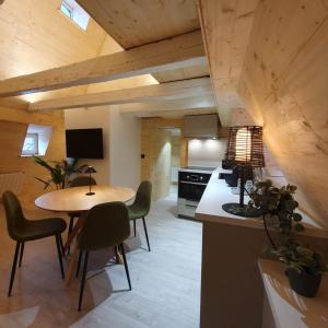 - une cuisine et une salle à manger avec une table et des chaises dans l'établissement Les appartements Hyper centre, à Strasbourg