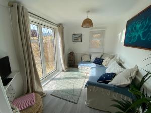 un soggiorno con divano e una grande finestra di Leeward Lodge a Totland