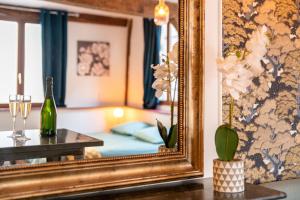 - un miroir dans une chambre avec un lit et une table dans l'établissement Le Lovely cosy jacuzzi centre-ville wifi, à Rouen