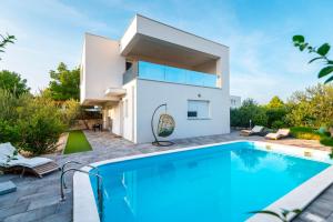 Der Swimmingpool an oder in der Nähe von Villa NIKA