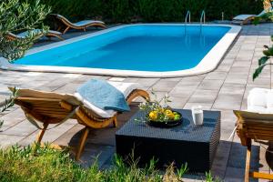 Der Swimmingpool an oder in der Nähe von Villa NIKA