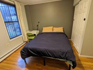 ブルックリンにあるLuxury Double room in Williamsburg Ground floor Apartment near Subwayの窓付きの部屋にベッド付きのベッドルーム1室があります。