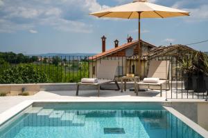 Bazén v ubytování Modern villa Venta with jacuzzi and pool in Buje nebo v jeho okolí